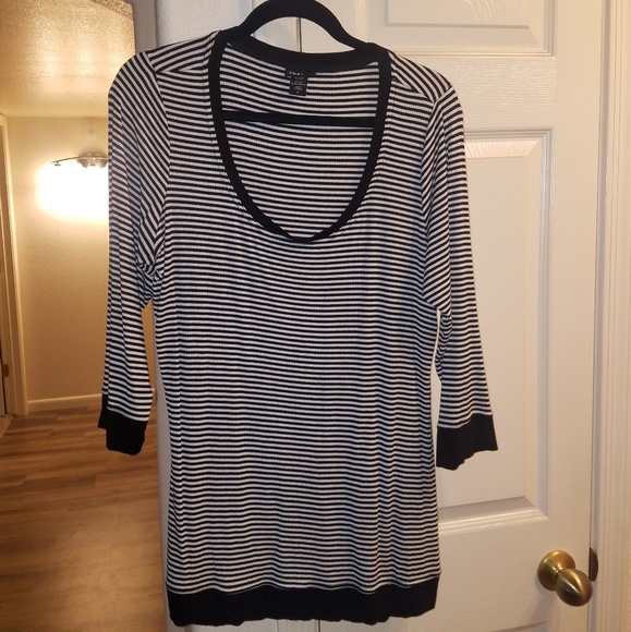 Black and white top - Picture 3 of 3